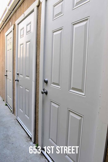 Walkway between units